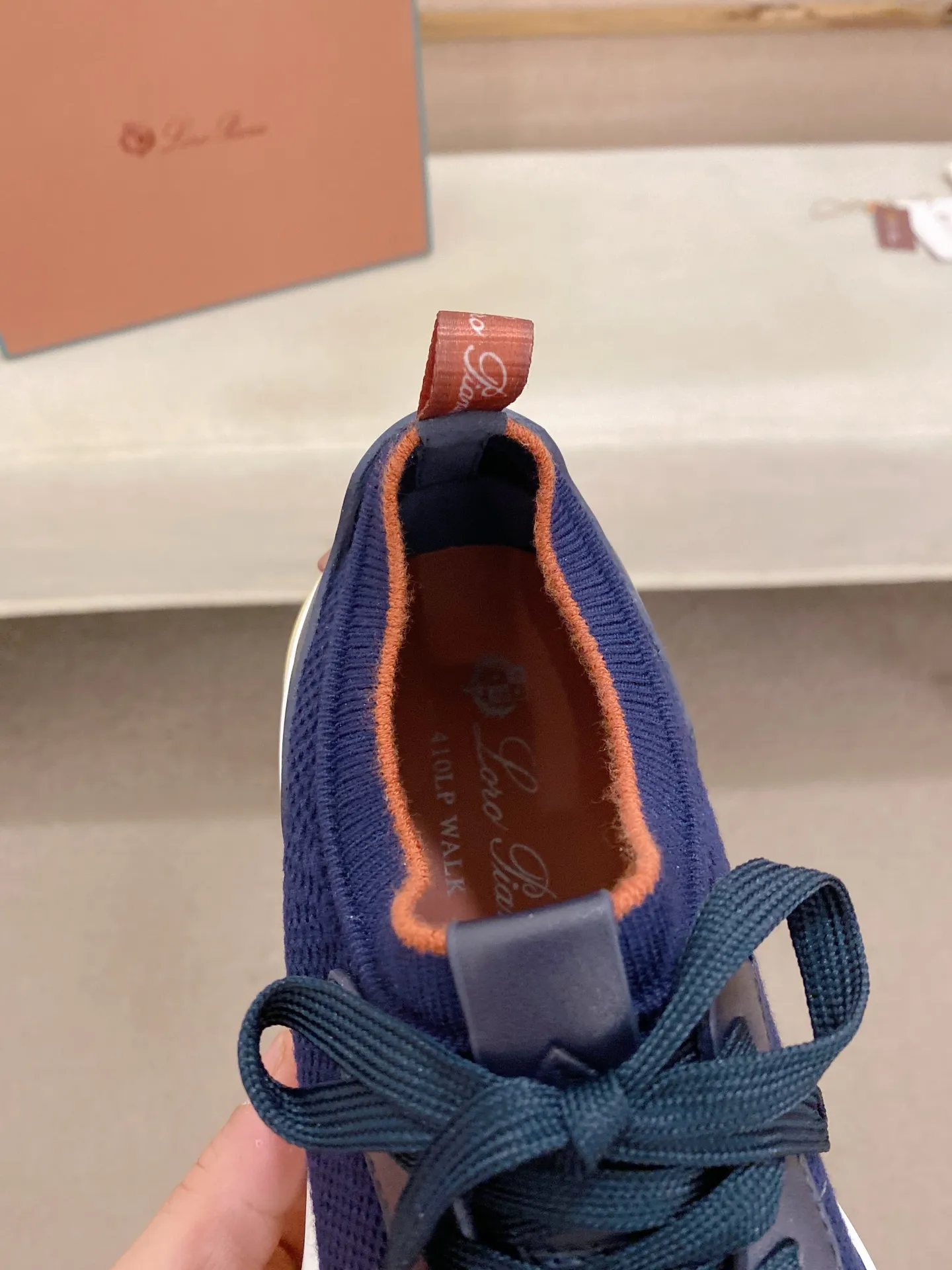 Men's shoes💰: 540💰🔥𝐥𝐨𝐫𝐨 𝐏𝐢𝐚𝐧𝐚 lp classic loafers, an Italian treasure brand, the only brand that can match Hermès! Only after wearing it do we realize that we can’t live up to our feet. The upper is made of imported first-layer cowhide with breathable fly-knit fabric, water-dyed cowhide foot pads, and the official original glass rubber outsole and pendant. Exclusive original packaging (tag ➕ brand paper ➕ outer box ➕ hand bag) code number: 38-44. Can be customized 45-46